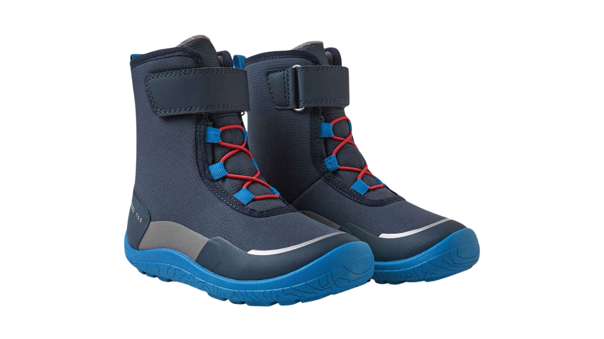 Barfußwinterstiefel für Kinder, geschlossene Zehenpartie, geschlossener Fersenbereich, Schnürung, Klettverschluss am Schaft, Zuglasche, profilierte Sohle, schräge Vorderansicht als Paar