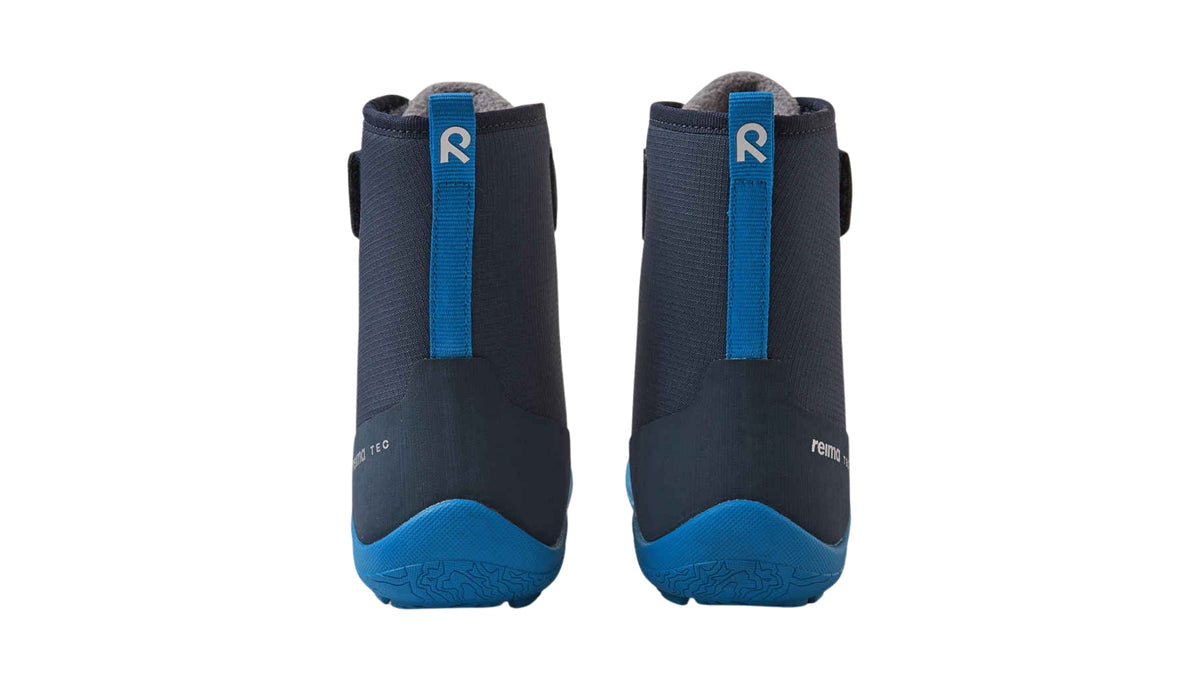 Barfußwinterstiefel für Kinder, geschlossene Zehenpartie, geschlossener Fersenbereich, Schnürung, Klettverschluss am Schaft, Zuglasche, profilierte Sohle, Rückansicht als Paar