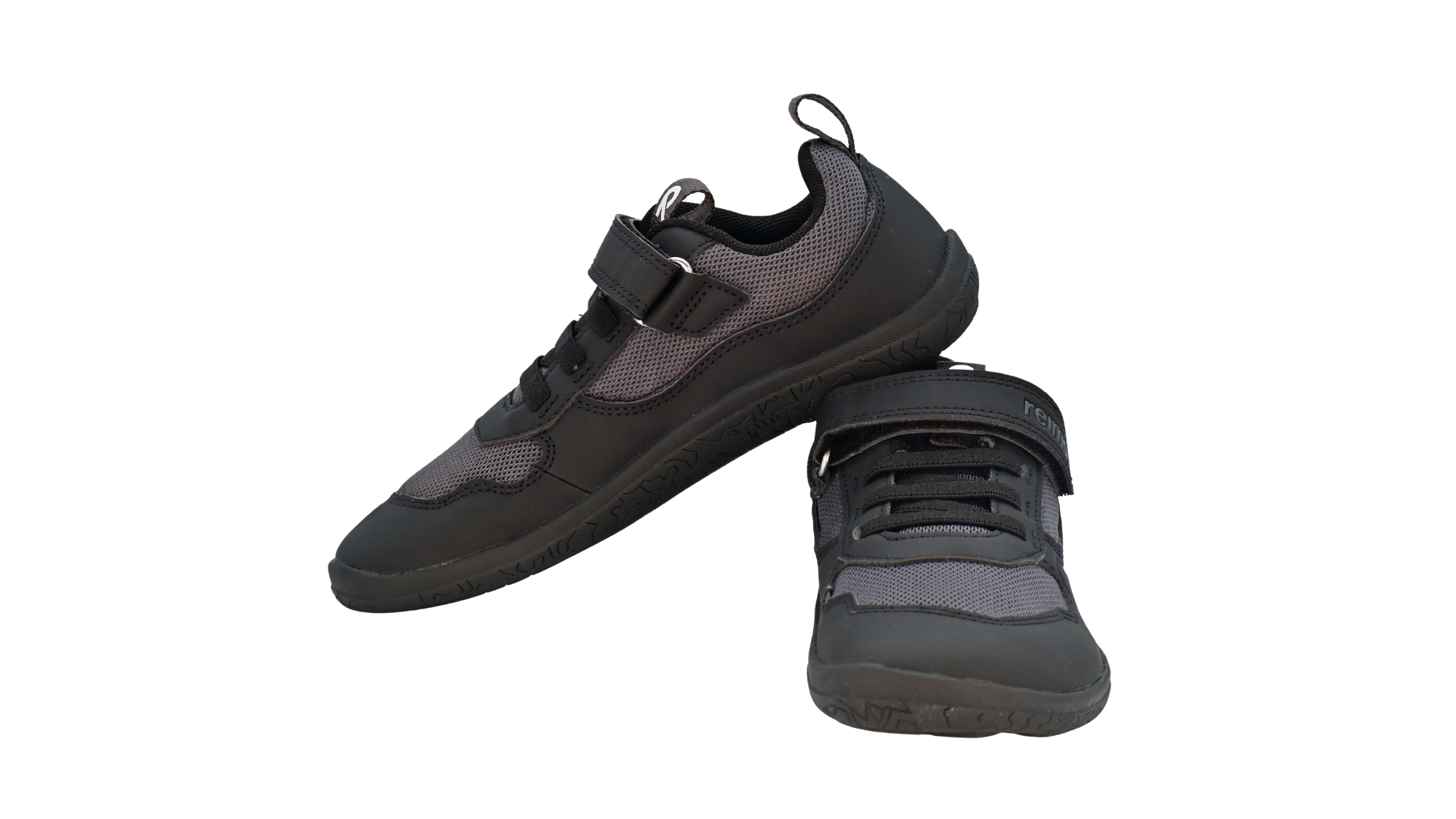 Barfußschuh für Kinder, geschlossene Zehenpartie, geschlossener Fersenbereich, Schnürung, Klettverschluss, Zuglasche, profilierte Sohle, Seiten- und Vorderansicht als Paar