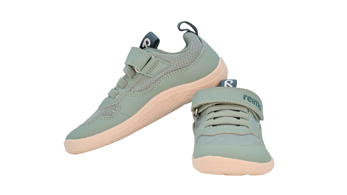 Barfußschuh für Kinder, geschlossene Zehenpartie, geschlossener Fersenbereich, Schnürung, Klettverschluss, Zuglasche, profilierte Sohle, Seiten- und Vorderansicht als Paar