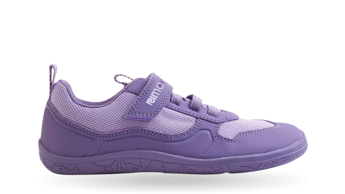 Barfußschuh für Kinder, geschlossene Zehenpartie, geschlossener Fersenbereich, Schnürung, Klettverschluss, Zuglasche, profilierte Sohle, Seitenansicht außen, einzelner Schuh