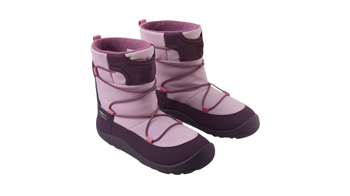 Paar Kinder-Barfußwinterstiefel mit Schnellverschluss, geschlossenen Zehen und profilierter Sohle, schräge Vorderansicht