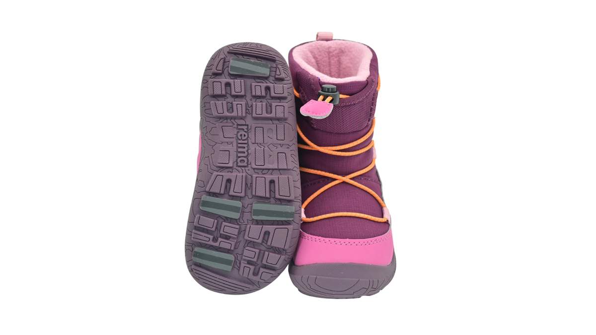 Paar Kinder-Barfußwinterstiefel, ein Schuh mit profilierter Sohle in Ansicht von unten, ein Schuh in schräge Vorderansicht