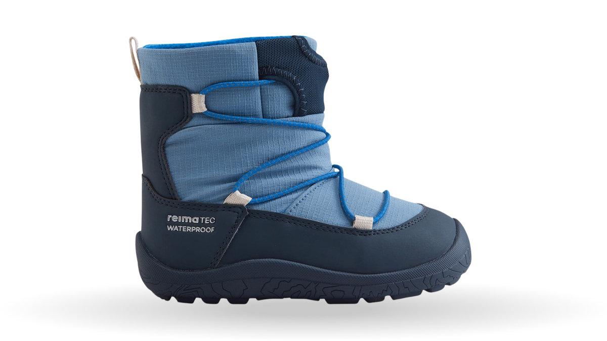 Kinder-Barfußwinterstiefel mit Schnellverschluss, geschlossenen Zehen und profilierter Sohle, Seitenansicht außen