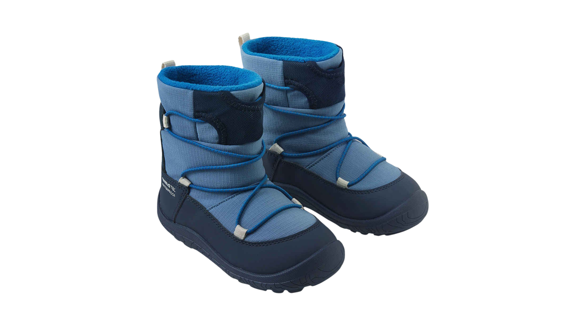 Paar Kinder-Barfußwinterstiefel mit Schnellverschluss und geschlossenen Zehen, schräge Vorderansicht