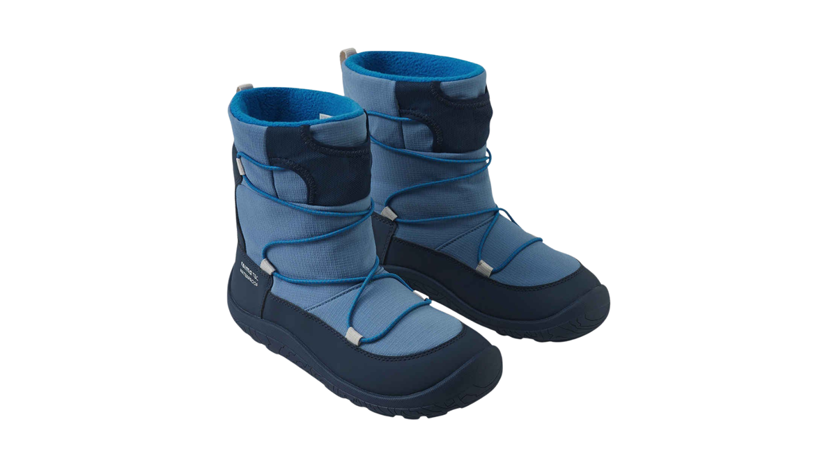 Paar Kinder-Barfußwinterstiefel mit Schnellverschluss und profilierter Sohle, schräge Vorderansicht