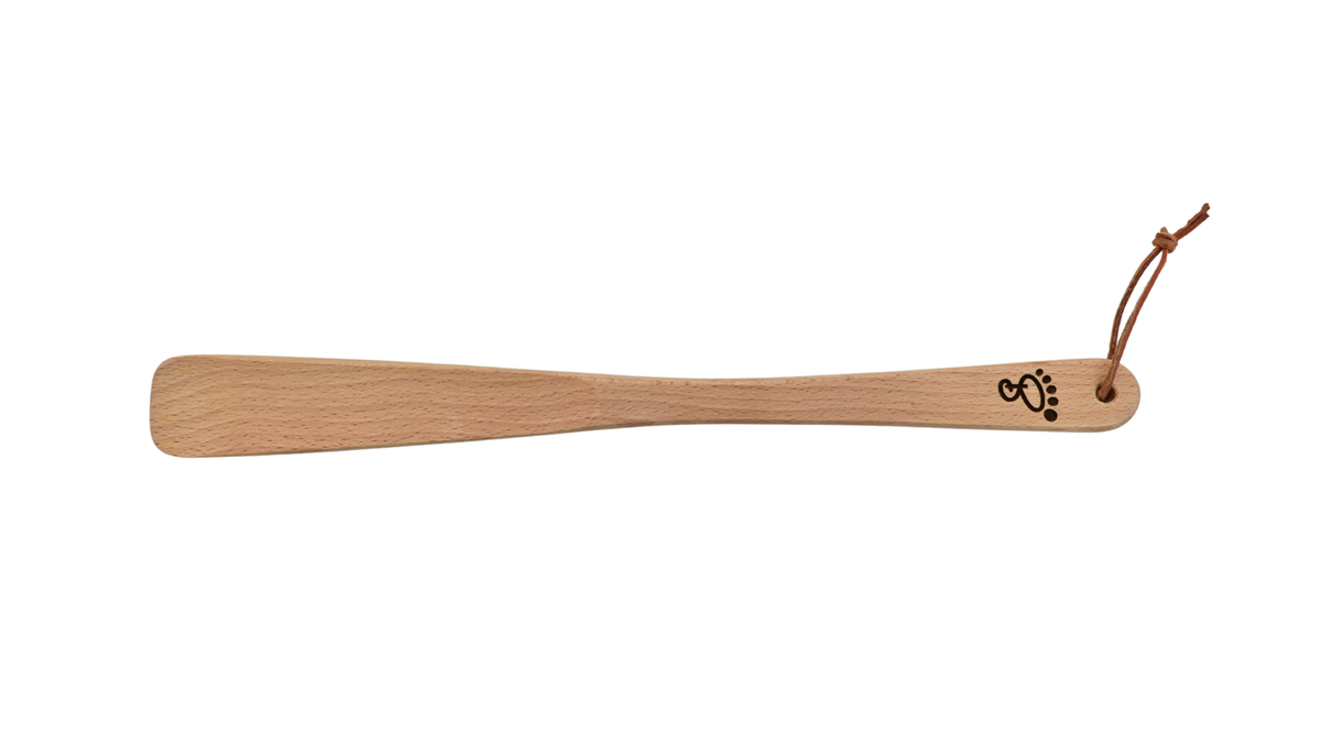 Schuhanzieher aus Holz mit Griffloch und Schlaufe, längliche Form