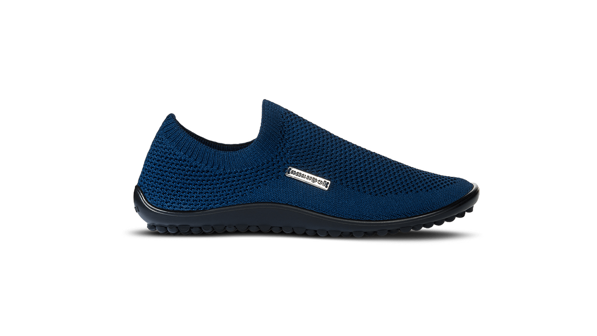 Barfußschuh mit geschlossener Zehenbox und geschlossenem Fersenbereich, elastischer Einstieg ohne Verschluss, flexible profilierte Sohle, Seitenansicht außen