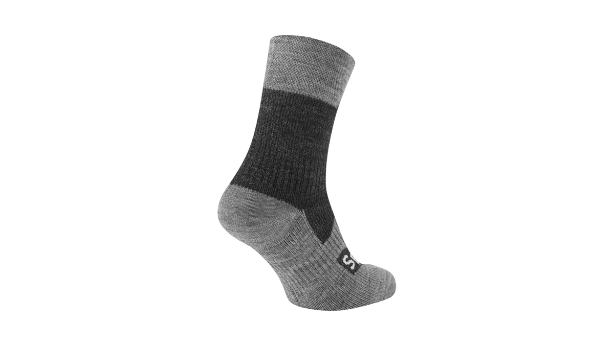 Socken für Erwachsene, gerippter Schaft, elastischer Bund, verstärkter Zehen- und Fersenbereich, schräge Rückansicht