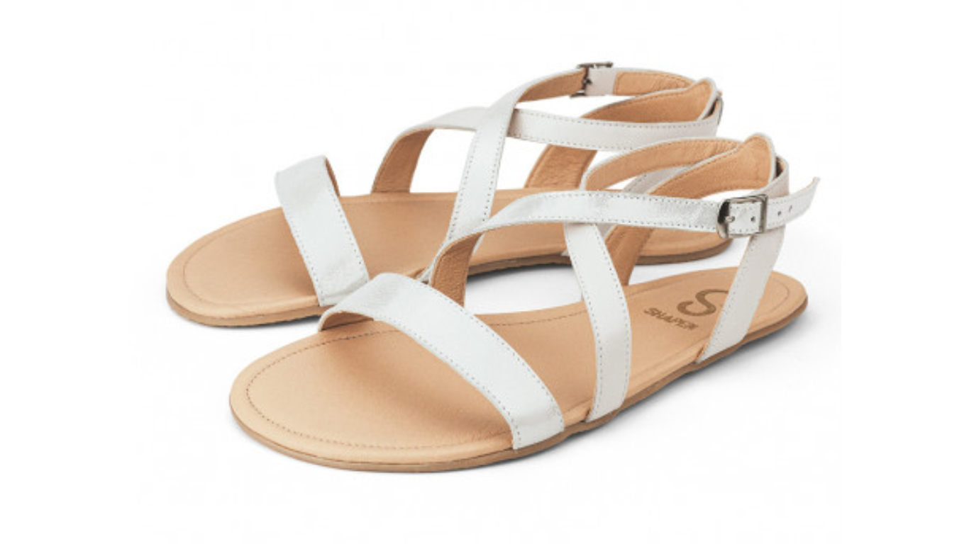 Barfußsandalen mit flexibler Sohle, Riemenkonstruktion und Fersenriemen mit Schnalle, offene Zehen und offener Fersenbereich, Paar, schräge Vorderansicht