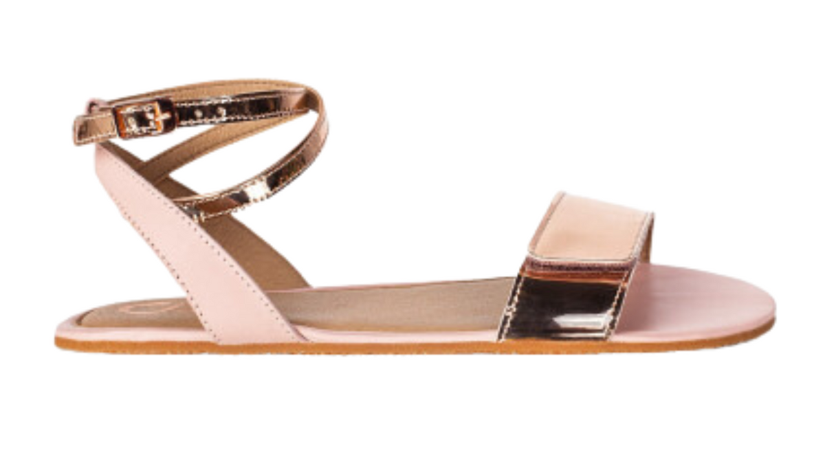 Barfußsandale mit flexibler Sohle, Riemenkonstruktion und Fersenriemen mit Schnalle, offene Zehen und offener Fersenbereich, einzelner Schuh, Seitenansicht außen
