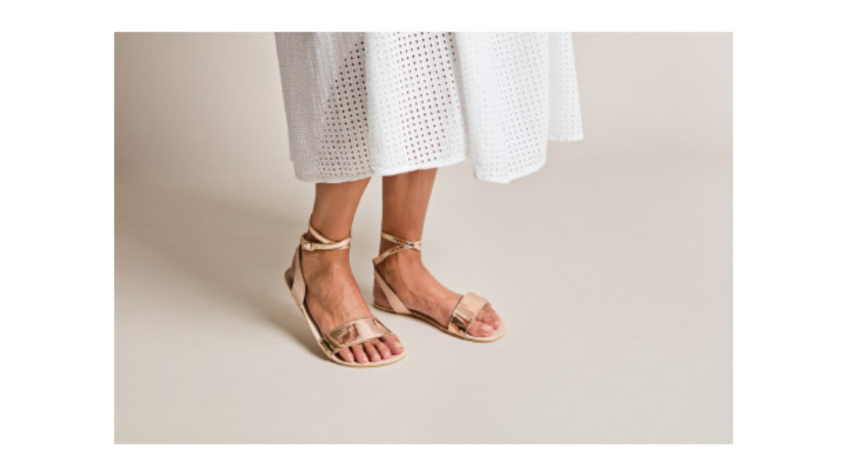 Barfußsandalen mit flexibler Sohle, Riemenkonstruktion und Fersenriemen mit Schnalle, offene Zehen und offener Fersenbereich, Paar, Seitenansicht außen, am Fuß getragen