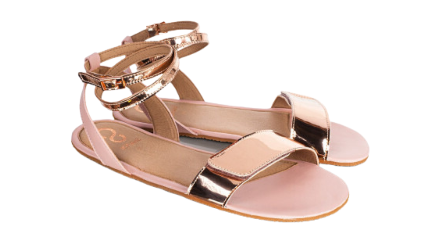Barfußsandalen mit flexibler Sohle, Riemenkonstruktion und Fersenriemen mit Schnalle, offene Zehen und offener Fersenbereich, Paar, schräge Vorderansicht