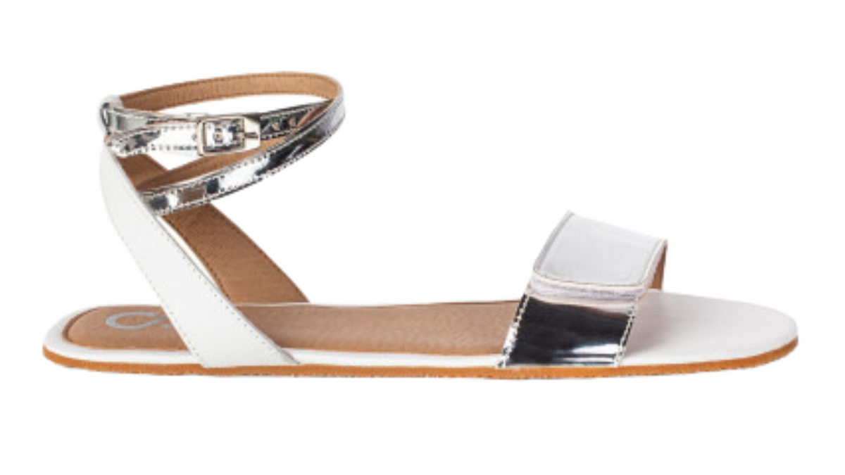 Barfußsandale mit flexibler Sohle, Riemenkonstruktion und Fersenriemen mit Schnalle, offene Zehen und offener Fersenbereich, einzelner Schuh, Seitenansicht außen