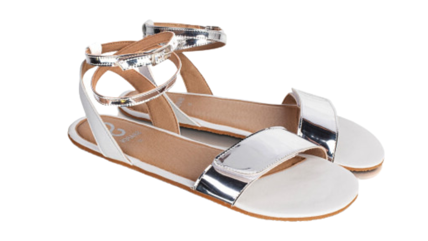 Barfußsandalen mit flexibler Sohle, Riemenkonstruktion und Fersenriemen mit Schnalle, offene Zehen und offener Fersenbereich, Paar, schräge Vorderansicht