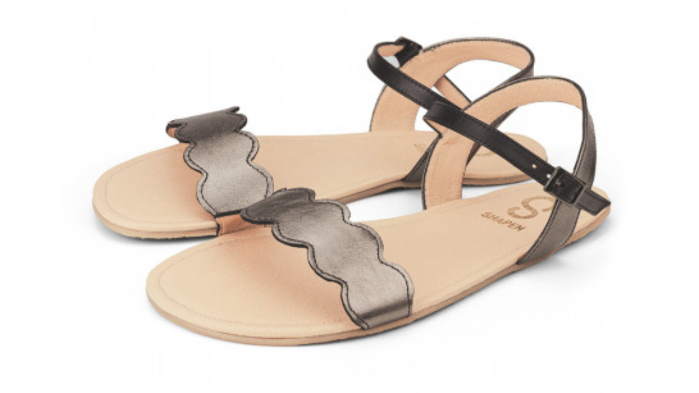 Barfußsandalen mit flexibler Sohle, Riemenkonstruktion und Fersenriemen mit Schnalle, offene Zehen und offener Fersenbereich, Paar, schräge Vorderansicht
