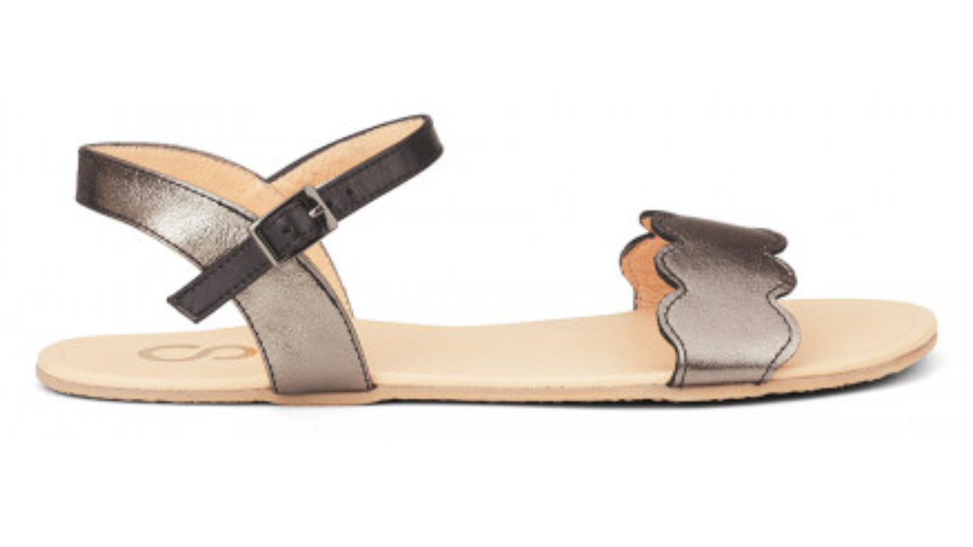 Barfußsandale mit flexibler Sohle, Riemenkonstruktion und Fersenriemen mit Schnalle, offene Zehen und offener Fersenbereich, einzelner Schuh, Seitenansicht außen