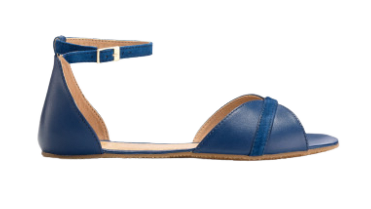 Barfußsandale mit flexibler Sohle, Riemenkonstruktion und Fersenriemen mit Schnalle, offene Zehen und offener Fersenbereich, einzelner Schuh, Seitenansicht außen