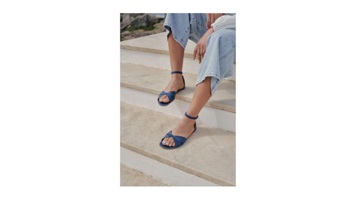 Barfußsandalen mit flexibler Sohle, Riemenkonstruktion und Fersenriemen mit Schnalle, offene Zehen und offener Fersenbereich, Paar, Seitenansicht außen, am Fuß getragen