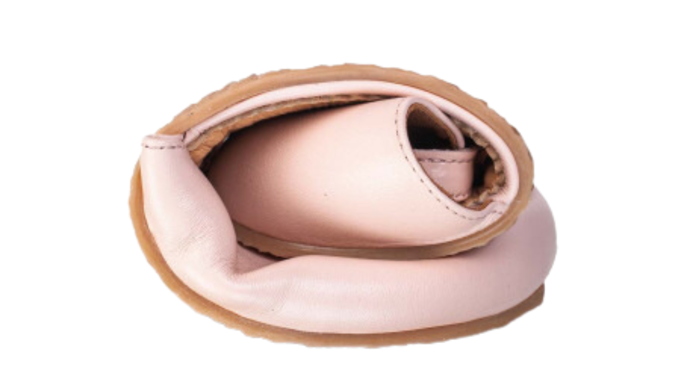 Barfußsandale mit flexibler Sohle und Riemenkonstruktion, geschlossene Zehen und geschlossener Fersenbereich, einzelner Schuh, Detailansicht, zusammengerollt