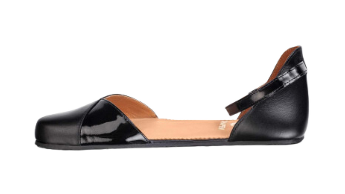 Barfußsandale mit flexibler Sohle, Riemenkonstruktion und Fersenriemen mit Schnalle, geschlossene Zehen und geschlossener Fersenbereich, einzelner Schuh, Seitenansicht innen