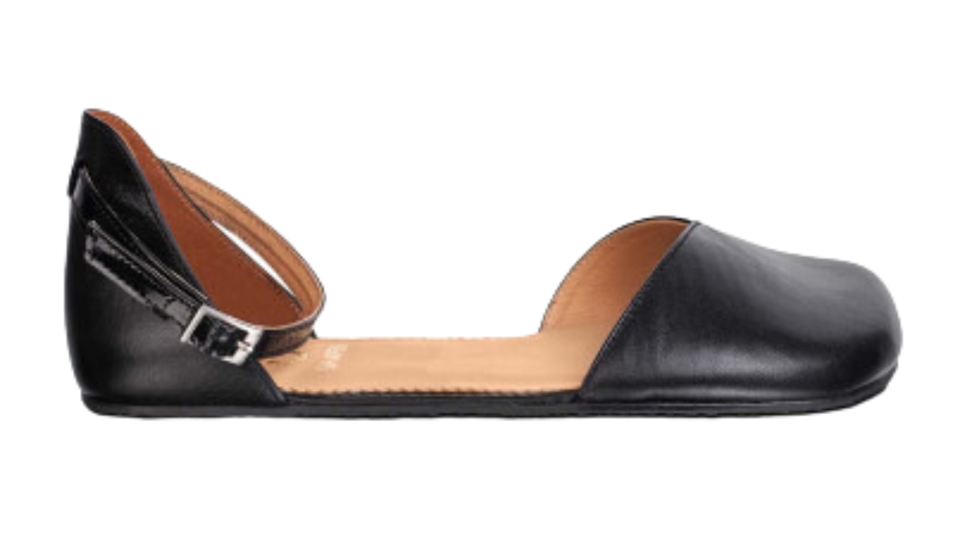 Barfußsandale mit flexibler Sohle, Riemenkonstruktion und Fersenriemen mit Schnalle, geschlossene Zehen und geschlossener Fersenbereich, einzelner Schuh, Seitenansicht außen