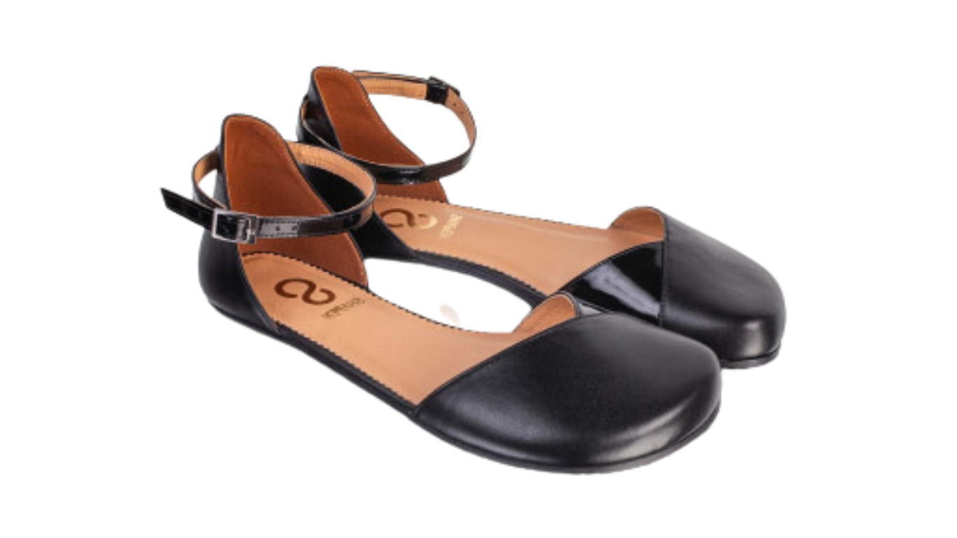 Barfußsandalen mit flexibler Sohle, Riemenkonstruktion und Fersenriemen mit Schnalle, geschlossene Zehen und geschlossener Fersenbereich, Paar, schräge Vorderansicht