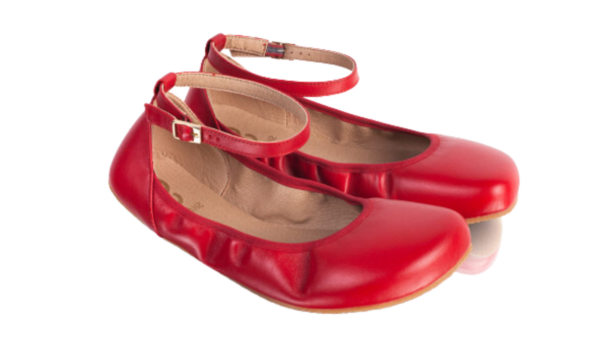 Barfußschuh, geschlossene Zehen und geschlossener Fersenbereich, Riemen mit Schnalle, breite Zehenbox, schräge Vorderansicht, als Paar