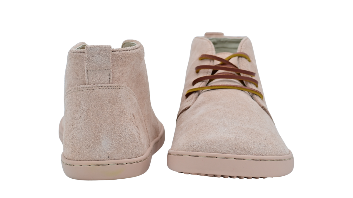 Barfußschuh mit breiter Zehenbox, flexibler Sohle und Schnürung, geschlossene Zehen und geschlossener Fersenbereich, Rück- und Vorderansicht als Paar