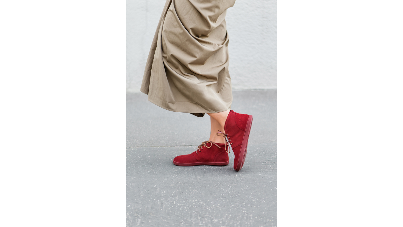 Barfußschuhe mit breiter Zehenbox, flexibler Sohle und Schnürung, geschlossene Zehen und geschlossener Fersenbereich, Paar, Seitenansicht außen, am Fuß getragen