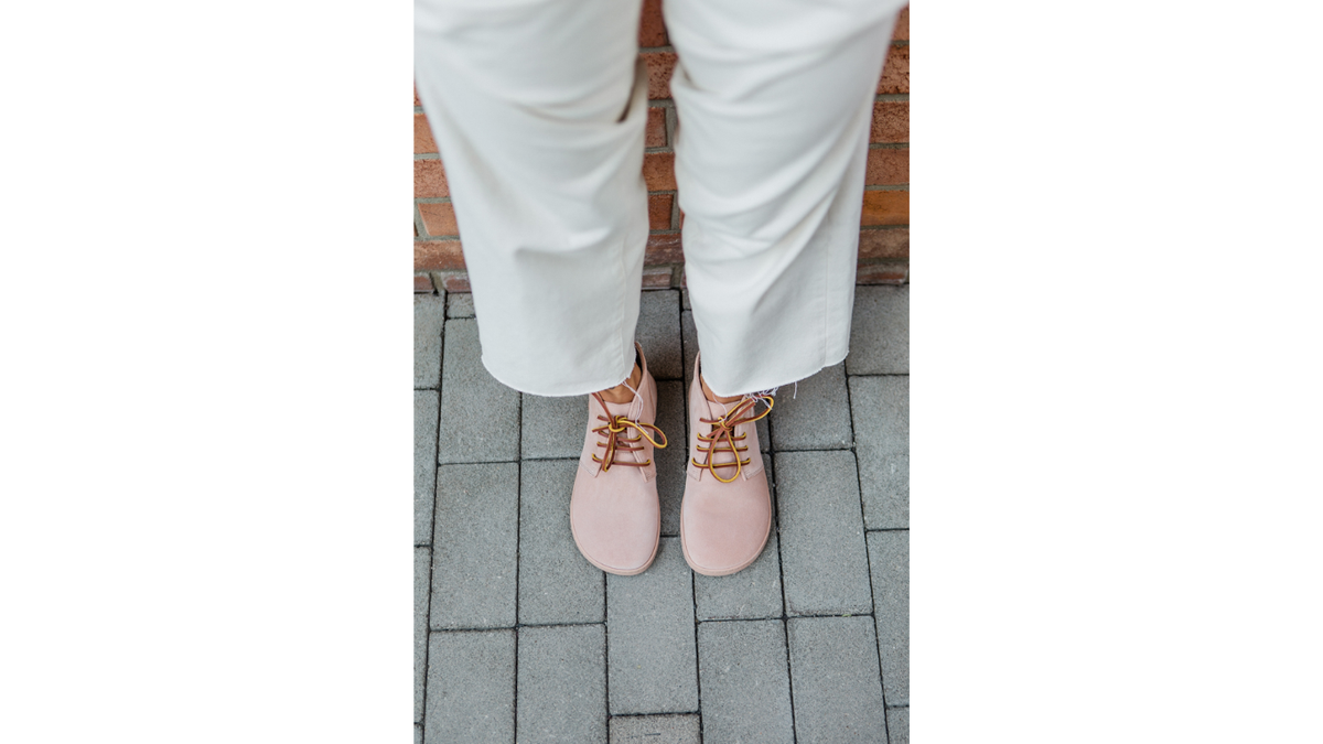 Barfußschuhe mit breiter Zehenbox, flexibler Sohle und Schnürung, geschlossene Zehen und geschlossener Fersenbereich, Paar, Vorderansicht, am Fuß getragen