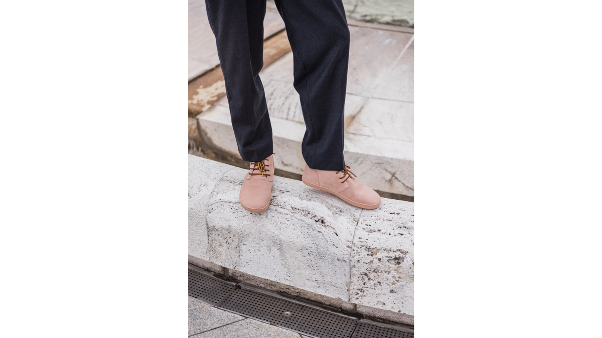 Barfußschuhe mit breiter Zehenbox, flexibler Sohle und Schnürung, geschlossene Zehen und geschlossener Fersenbereich, Paar, Seitenansicht außen, am Fuß getragen