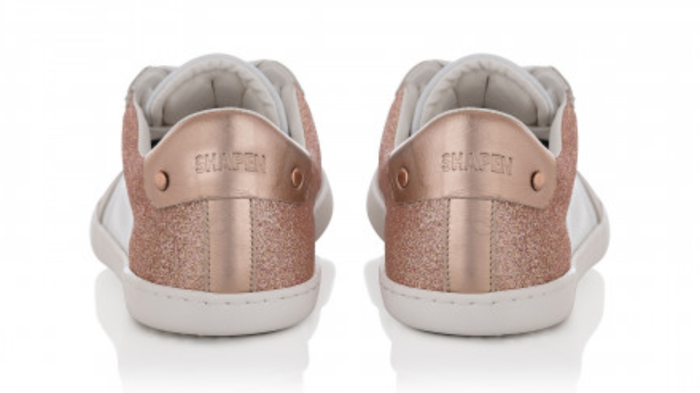 Barfußschuhe mit breiter Zehenbox, flexibler Sohle und Schnürung, geschlossene Zehen und geschlossener Fersenbereich, Paar, Rückansicht
