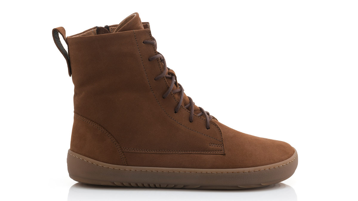 Barfußstiefel mit breiter Zehenbox, flexibler Sohle und Schnürung, geschlossene Zehen und geschlossener Fersenbereich, einzelner Schuh, Seitenansicht außen