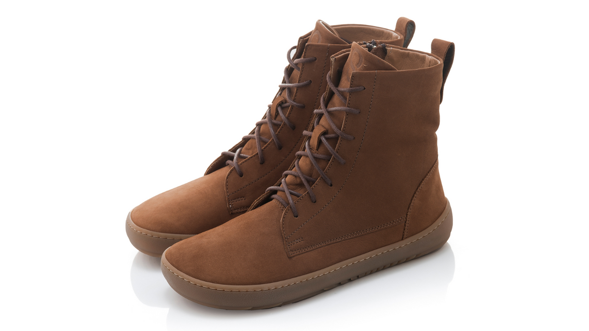 Barfußstiefel mit breiter Zehenbox, flexibler Sohle und Schnürung, geschlossene Zehen und geschlossener Fersenbereich, Paar, schräge Vorderansicht