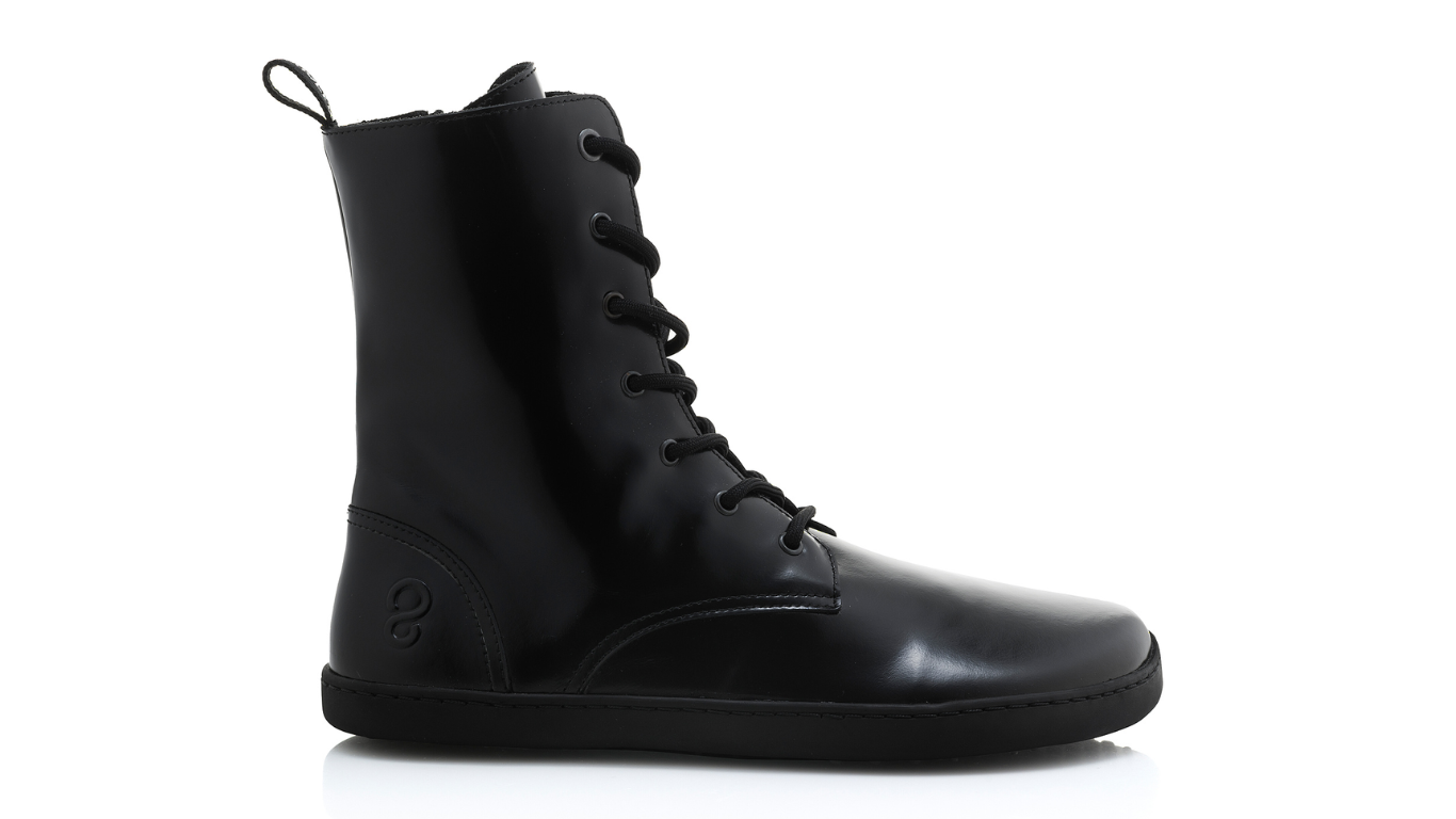 Barfußstiefel mit breiter Zehenbox, flexibler Sohle und Schnürung, geschlossene Zehen und geschlossener Fersenbereich, einzelner Schuh, Seitenansicht außen
