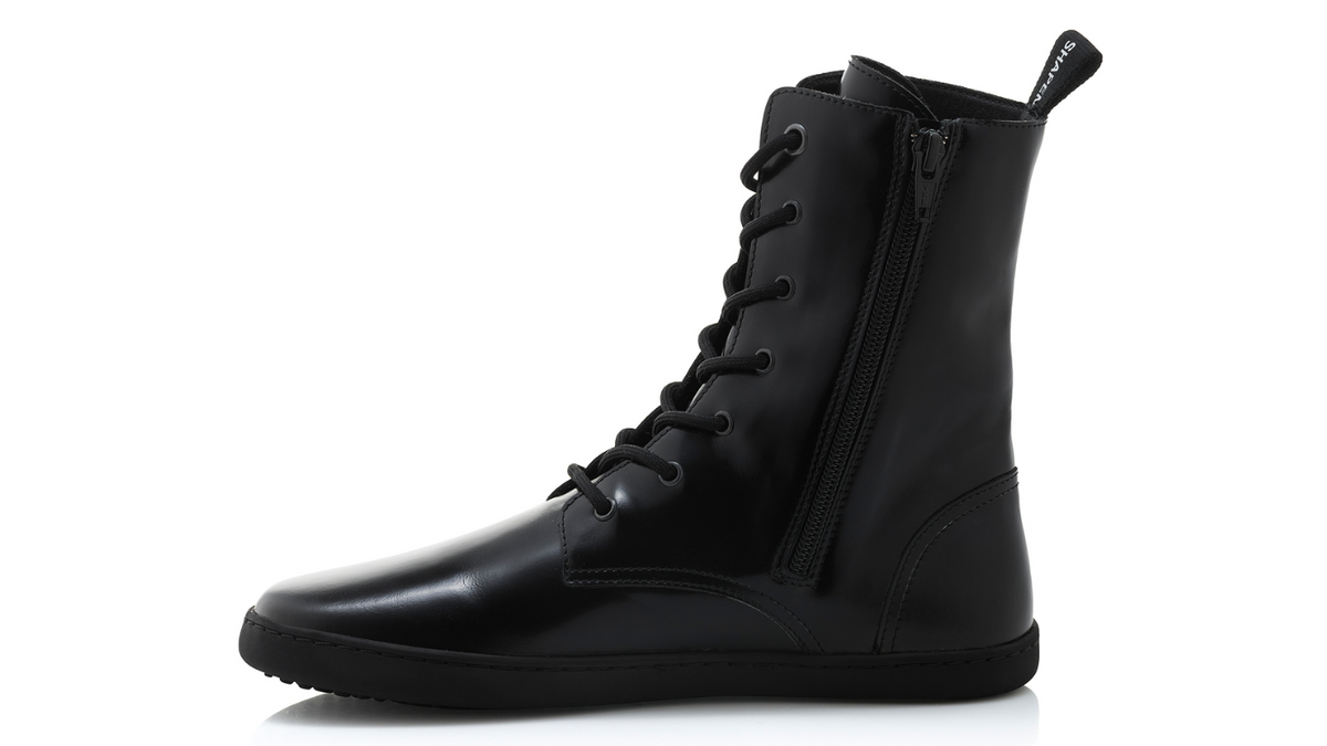 Barfußstiefel mit breiter Zehenbox, flexibler Sohle und Schnürung, geschlossene Zehen und geschlossener Fersenbereich, einzelner Schuh, Seitenansicht innen