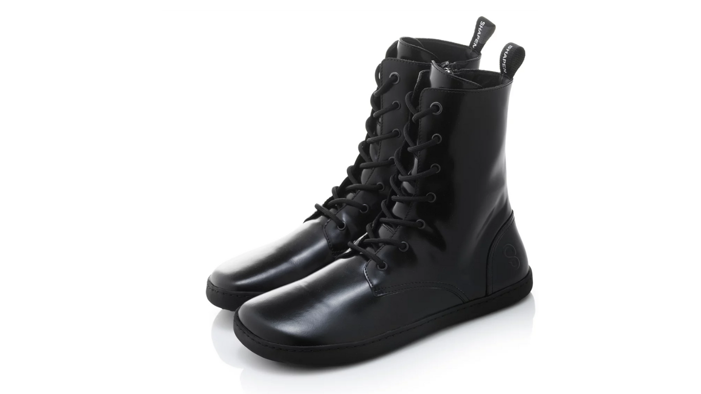 Barfußstiefel mit breiter Zehenbox, flexibler Sohle und Schnürung, geschlossene Zehen und geschlossener Fersenbereich, Paar, schräge Vorderansicht