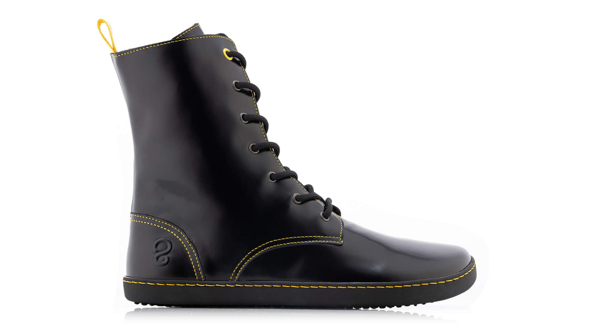Barfußstiefel mit breiter Zehenbox, flexibler Sohle und Schnürung, geschlossene Zehen und geschlossener Fersenbereich, einzelner Schuh, Seitenansicht außen