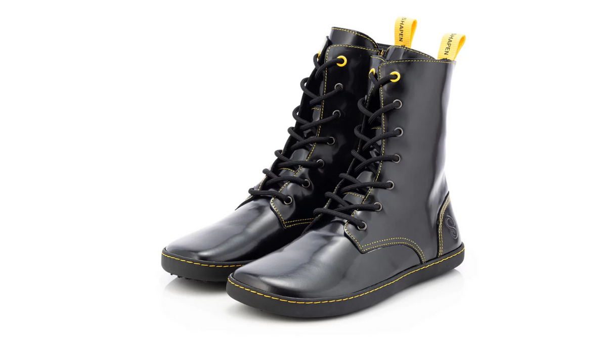 Barfußstiefel mit breiter Zehenbox, flexibler Sohle und Schnürung, geschlossene Zehen und geschlossener Fersenbereich, Paar, schräge Vorderansicht