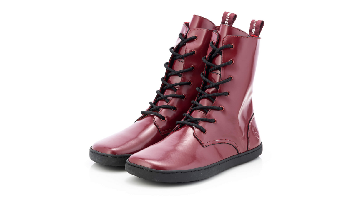 Barfußstiefel mit breiter Zehenbox, flexibler Sohle und Schnürung, geschlossene Zehen und geschlossener Fersenbereich, Paar, schräge Vorderansicht