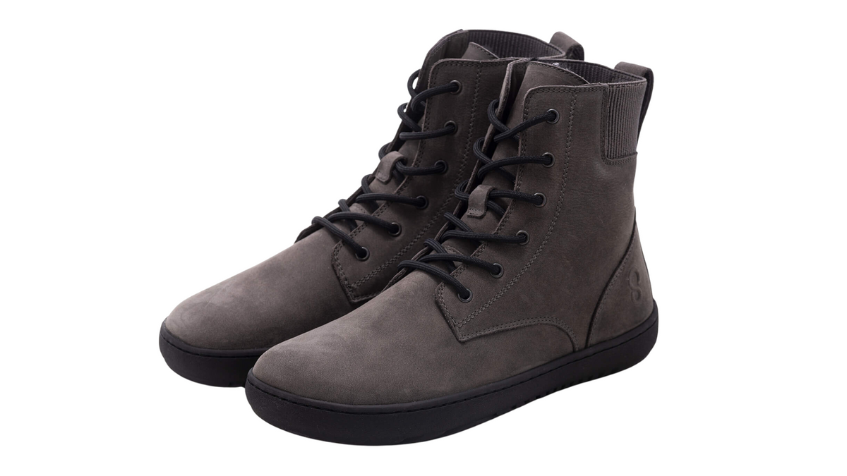 Barfußwinterstiefel, geschlossene Zehen und geschlossener Fersenbereich, Schnürung, flexible Sohle, schräge Vorderansicht, als Paar