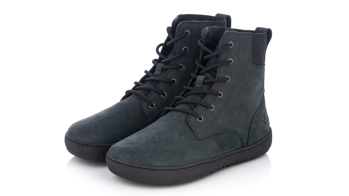 Barfußwinterstiefel, geschlossene Zehen und geschlossener Fersenbereich, Schnürung, flexible Sohle, schräge Vorderansicht, als Paar