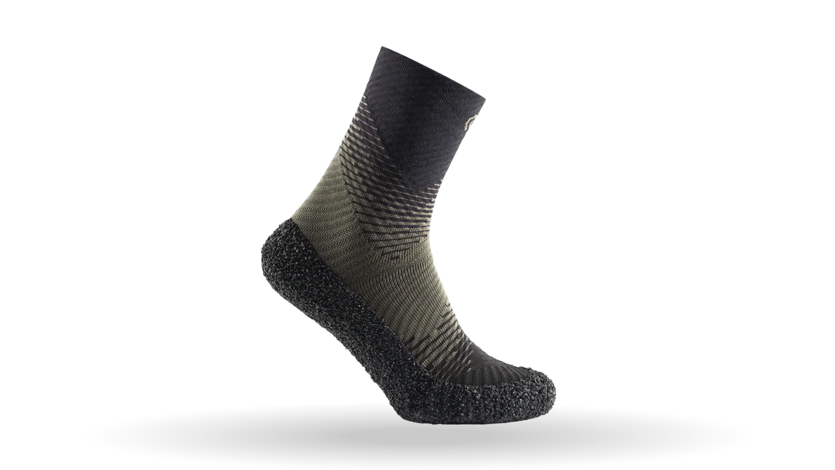 Barfußschuh in Sockenform mit breiter Zehenbox und strukturierter, flexibler Sohle, Seitenansicht 