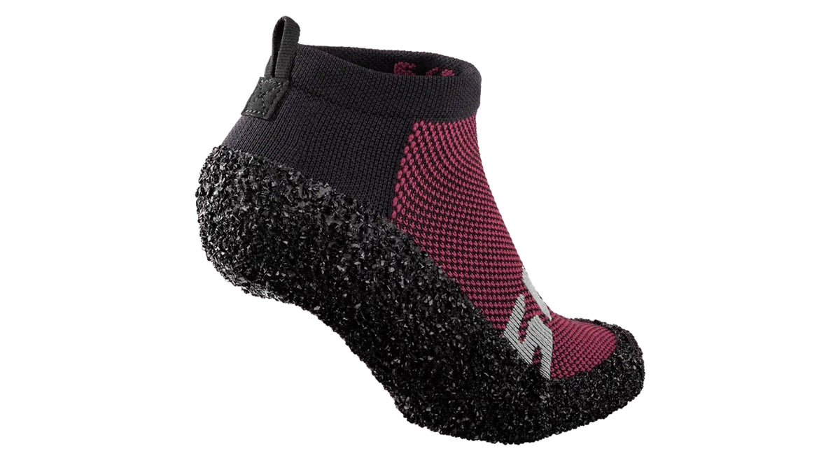 Skinners 2.0 in Grape, elastischer Schuh mit Fersenlasche, enganliegendem Schaftabschluss und robuster schwarzer Sohle in Ansicht von hinten.