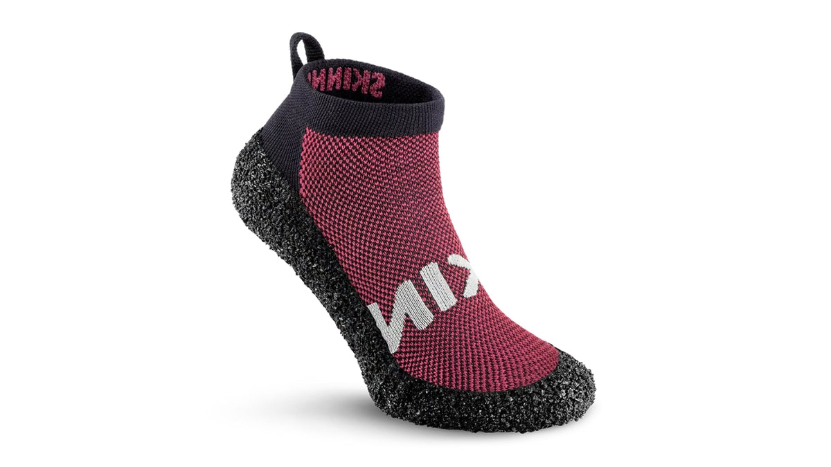 Skinners 2.0 in Grape, sockenähnlicher Schuh mit hellroter Strickoberfläche, grauem Skinners Schriftzug und schwarzer, flexibler Sohle in Seitenansicht.