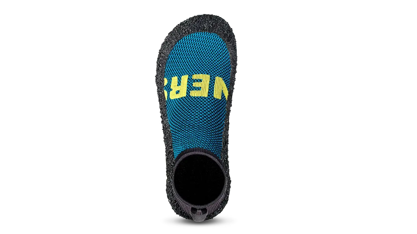 Skinners 2.0 Essentials in Petrol, minimalistisch gestalteter Schuh mit blauer Strickoberfläche, gelbem Schriftzug und schmalem, sockenartigem Einstieg von oben.