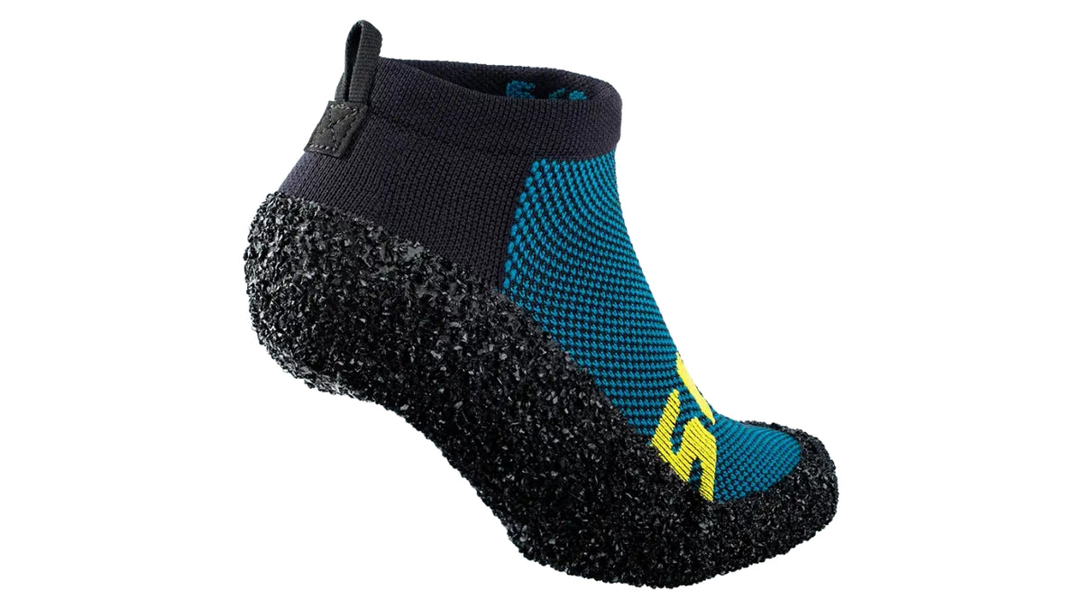 Skinners 2.0 Essentials in Petrol, elastischer Schuh mit Fersenlasche, enganliegendem Schaft und robuster schwarzer Sohle in Ansicht von hinten.