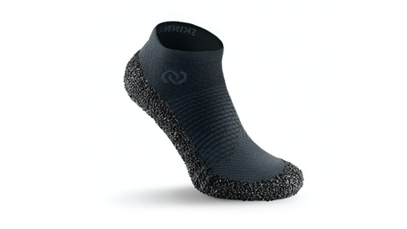 Barfußschuh in Sockenform mit breiter Zehenbox und strukturierter, flexibler Sohle, schräge Vorderansicht