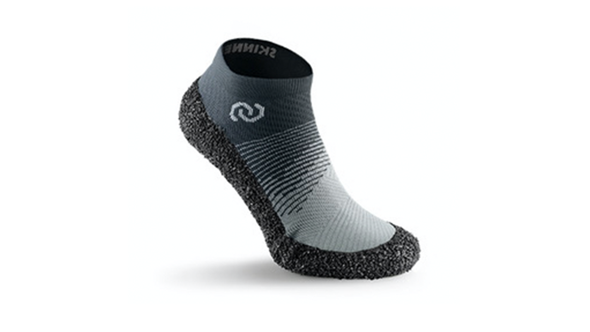 Barfußschuh in Sockenform mit breiter Zehenbox und strukturierter, flexibler Sohle, schräge Vorderansicht